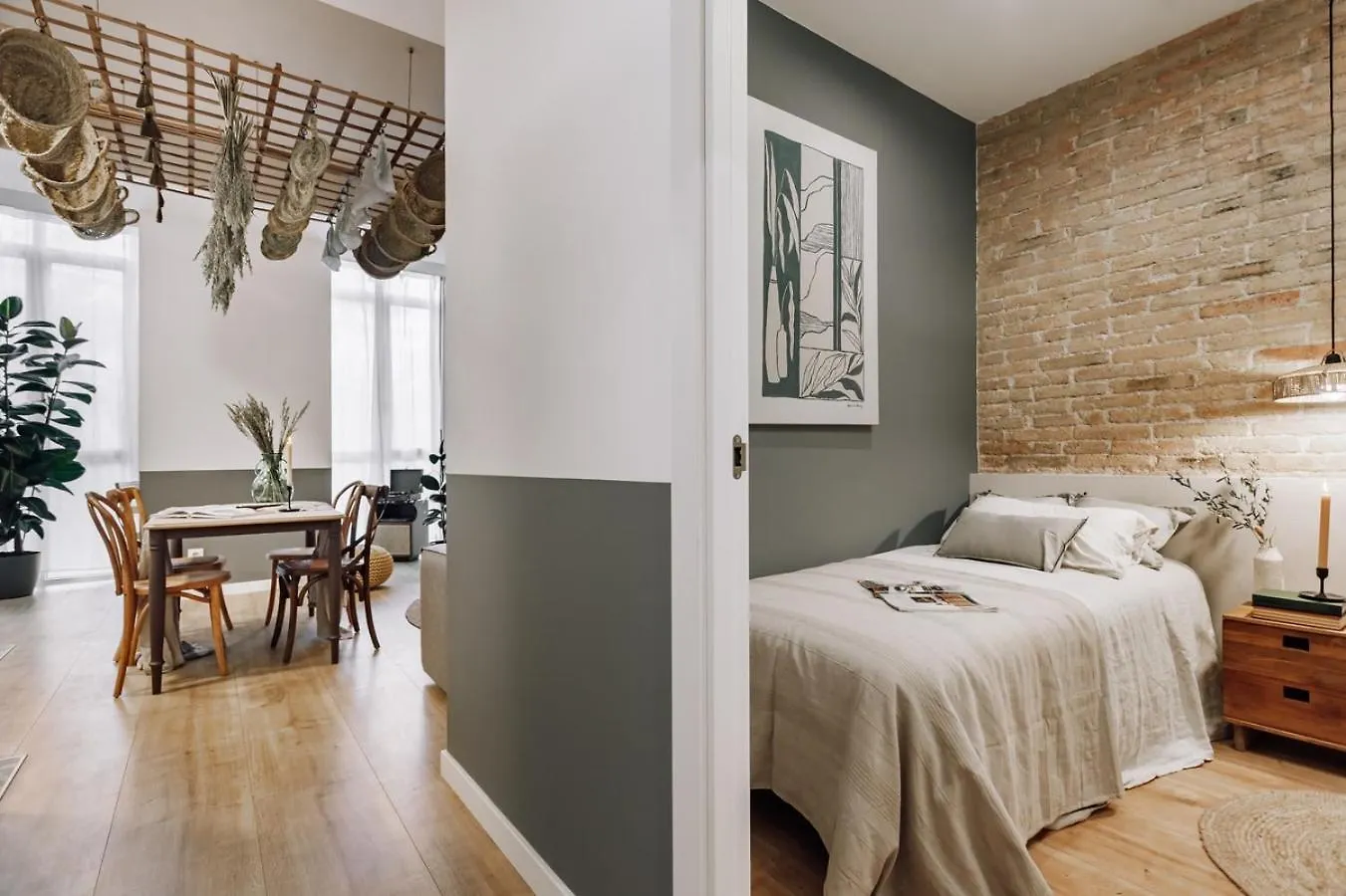 Apartment Aroche - 2 Bedrooms In Sant Antoni Barcelona Spain